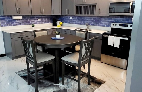New Kingston Condominio | Retreat in New Kingston - Prime location for families or business travelers.