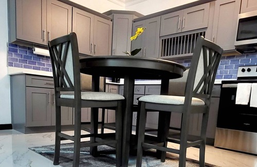 New Kingston Condominio | Retreat in New Kingston - Prime location for families or business travelers.