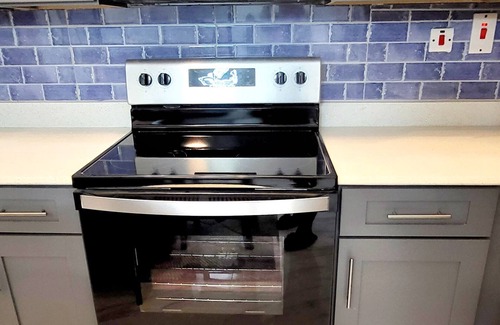 New Kingston Condominio | Retreat in New Kingston - Prime location for families or business travelers.