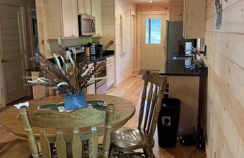 Saluda Casa | Nueva cabaña de troncos en Saluda, NC