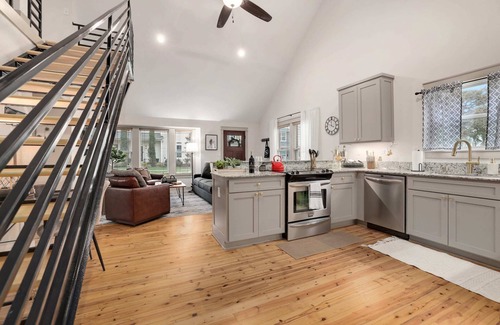 Downtown Casa | Retreat on 4th Street - 0.7 mi to DT Bentonville
