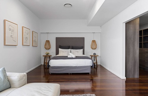 Newcastle West Apartamento | Retreat on Denison - Perfect for City Explorers!