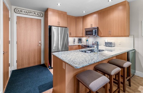 Sicamous Condominio | Retreat on Mara Lake. 3 bedroom, 2 bathroom condo with BOAT SLIP and Pool