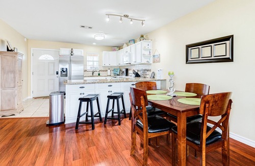 Crystal Beach Casa | Retreat | Steps to Beach | Group Ready | Sleeps 8