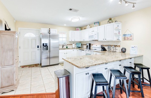 Crystal Beach Casa | Retreat | Steps to Beach | Group Ready | Sleeps 8