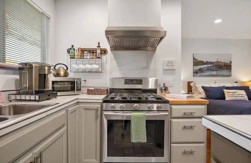 Baywood-Los Osos Apartamento | Retreat Studio with Private Patio and Full Kitchen located on the central coast.
