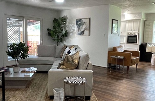 Conroe Casa | Retreat @ “The One” Enjoy your own Movie Theater!
