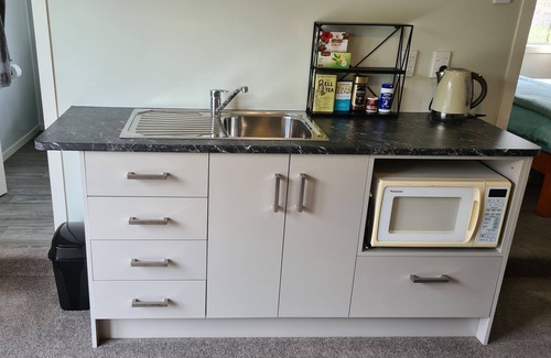 Cheltenham Apartamento | Retírese a la granja y disfrute del arbusto y el arroyo nativos.