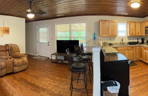 Milan Casa | Retreat to the peaceful Tennessee countryside. Pet-friendly.