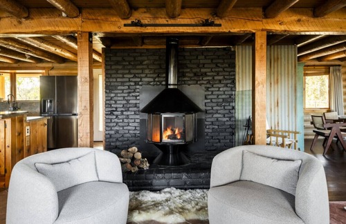 Canoga Park Casa | Retreat to the Rocks – Historic Film & Music Getaway