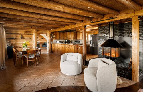 Canoga Park Casa | Retreat to the Rocks – Historic Film & Music Getaway