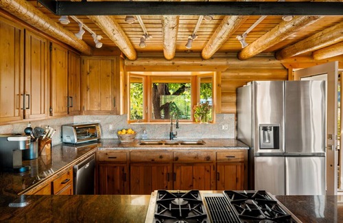 Canoga Park Casa | Retreat to the Rocks – Historic Film & Music Getaway