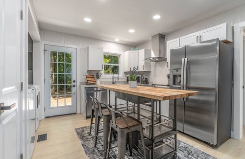 Raleigh Casa | Retreat to your own Refuge w/towering pines & oaks w/firepit close to everything