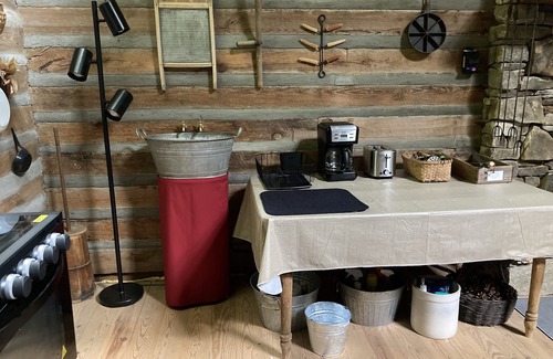 Leicester Cabina | Retreat with rustic cabin, picnic shed and ponds