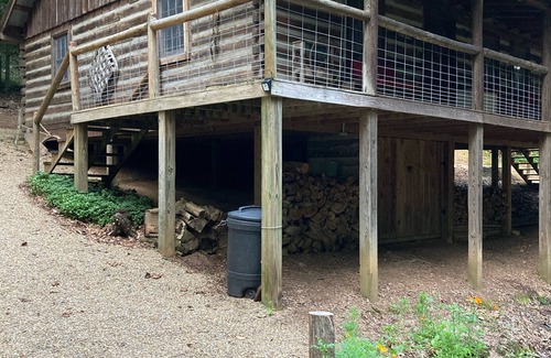 Leicester Cabina | Retreat with rustic cabin, picnic shed and ponds