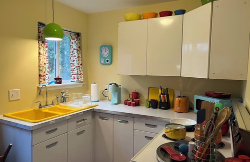 Chapel Hill Casa | Retro 1-bedroom duplex in quiet Chapel Hill neighborhood