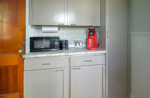 Woodland Heights Casa | Retro Bungalow A Block to Tennis Courts & Park