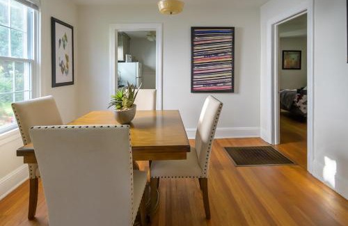 Woodland Heights Casa | Retro Bungalow A Block to Tennis Courts & Park