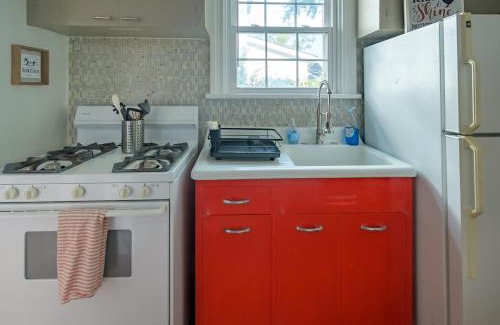 Woodland Heights Casa | Retro Bungalow A Block to Tennis Courts & Park