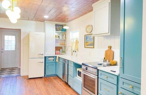 McKinney Casa | Retro Bungalow in Downtown McKinney Fenced Yard & Atari