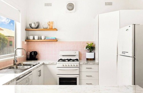 Cowes Casa | Retro Bungalow near Beach and Shops