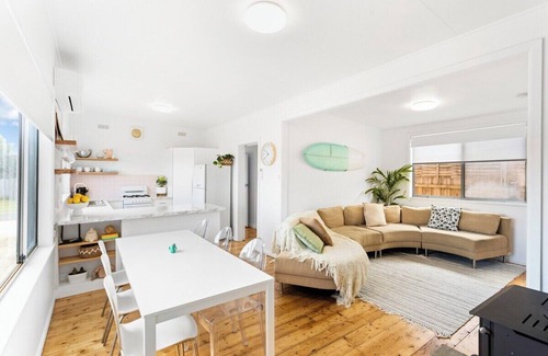 Cowes Casa | Retro Bungalow near Beach and Shops