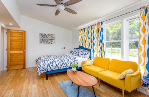 Three Rivers Casa | Retro Casita on the River! only 1 min to SNP gate! Riverfront with swimming