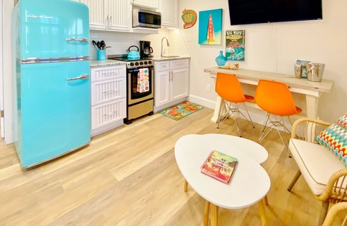 North Redington Beach Apartamento | Retro-chic beachfront studio mere steps from sand - grilling area & shuffleboard