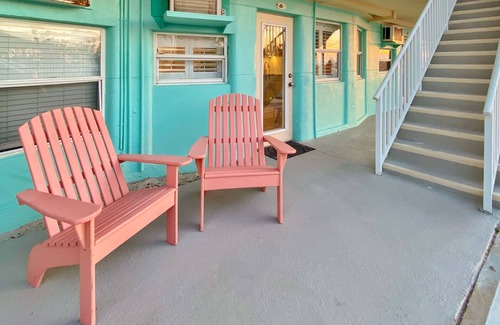 North Redington Beach Apartamento | Retro-chic beachfront studio mere steps from sand - grilling area & shuffleboard