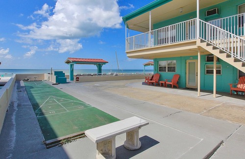 North Redington Beach Apartamento | Retro-chic beachfront studio mere steps from sand - grilling area & shuffleboard