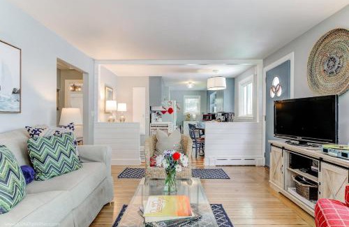 Newport East Casa | Retro Chic Vibes By The Beach