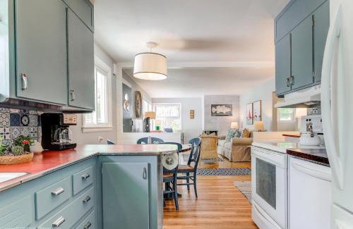 Newport East Casa | Retro Chic Vibes By The Beach