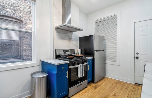 North Center Casa | Walk to Bars/Restaurants/Cubs Games! Sleeps 16 in a HUGE house!