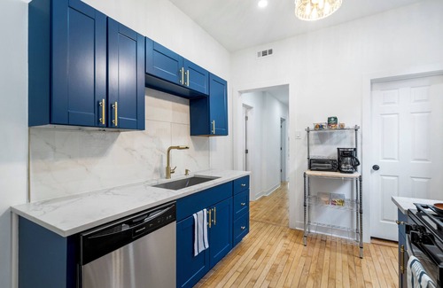 North Center Casa | Walk to Bars/Restaurants/Cubs Games! Sleeps 16 in a HUGE house!