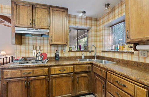 Twain Harte Cabina | Retro Family Cabin in Twain Harte | AC & Bunk Room