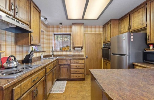 Twain Harte Cabina | Retro Family Cabin in Twain Harte | AC & Bunk Room