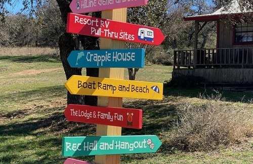 Tow Cabina | Retro Lakefront Cabin with Lots of Amenities