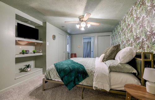 Pooler Casa | Retro Meets Modern Two Houses Sleeps 16