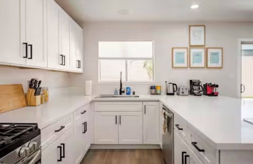 Summerlin Casa | Retro Modern Oasis Pool Golf