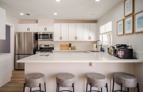 Summerlin Casa | Retro Modern Oasis Pool Golf