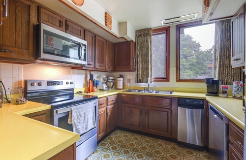 Xenia Casa | Retro Ohio Home on 1-Acre Property