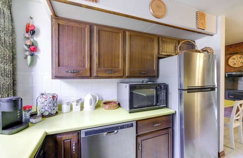 Xenia Casa | Retro Ohio Home on 1-Acre Property