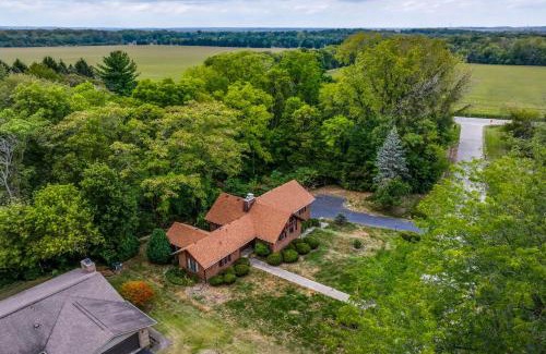 Xenia Casa | Retro Ohio Home on 1-Acre Property