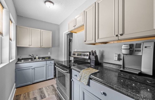 Downtown Apartamento | Retro Raleigh Downtown Flat Unit B~EV Chargers