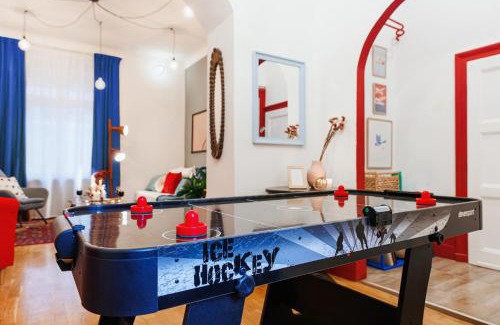 Stari Grad Apartamento | Retro Retreat with Air Hockey Old Town Heart