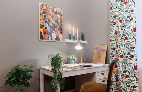 Stari Grad Apartamento | Retro Retreat with Air Hockey Old Town Heart