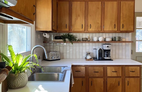 Alexander Casa | Retro Retreat with Hot Tub Near Downtown Asheville *Safe from Hurricane Helene*