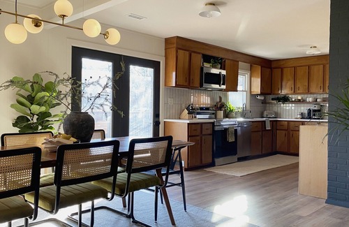Alexander Casa | Retro Retreat with Hot Tub Near Downtown Asheville *Safe from Hurricane Helene*
