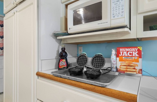 Donelson Casa | Retro Retreat with Waffles! Private/Close to BNA