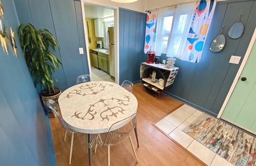 North East Casa | Retro & romantic 2BR bungalow, Lake Erie living, wineries, beaches